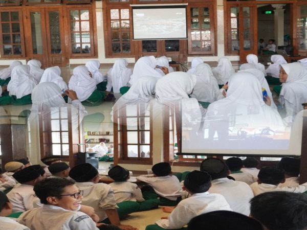 MI Kenongomulyo Gelar Nonton Bareng Film G30S PKI
